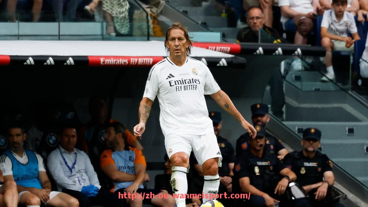 完美体育app-最新发布的英超职业足球运动员完整名单2025